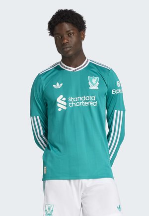 Türkiser langärmeliger Fußballtrikot mit weißen Details, featuring das Liverpool FC-Logo, "Standard Chartered"-Branding und drei Streifen an den Ärmeln.