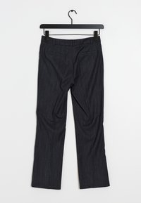 Dunkelgraue, gestreifte Hose mit geradem Bein, ausgestattet mit zwei Gesäßtaschen und einer glatten Textur. Hängt an einem schwarzen Haken.