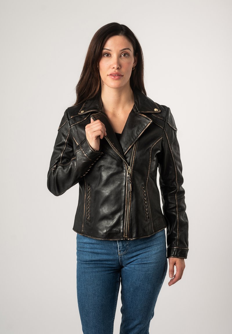 Zwarte leren motorjack met gouden accenten, ritssluiting en ingewikkelde stiksels. Voorzien van een gekartelde kraag en een getailleerd ontwerp.