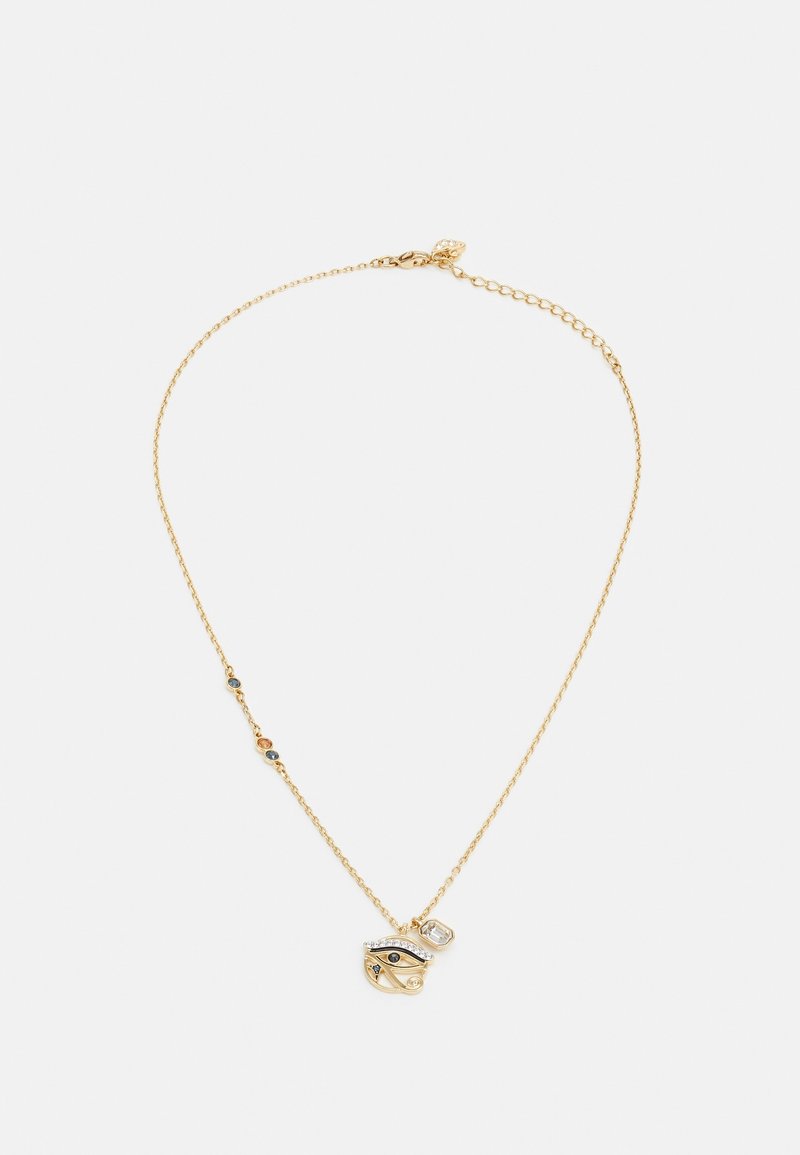 Collier en chaîne en or avec petites pierres multicolores et un pendentif présentant un design en forme d’œil et une pierre précieuse rectangulaire transparente.