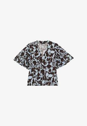 Kortärmad blus i ljusblått med ett brunt abstrakt blommönster. Har en V-hals och volangärmar, tillverkad av mjukt tyg.