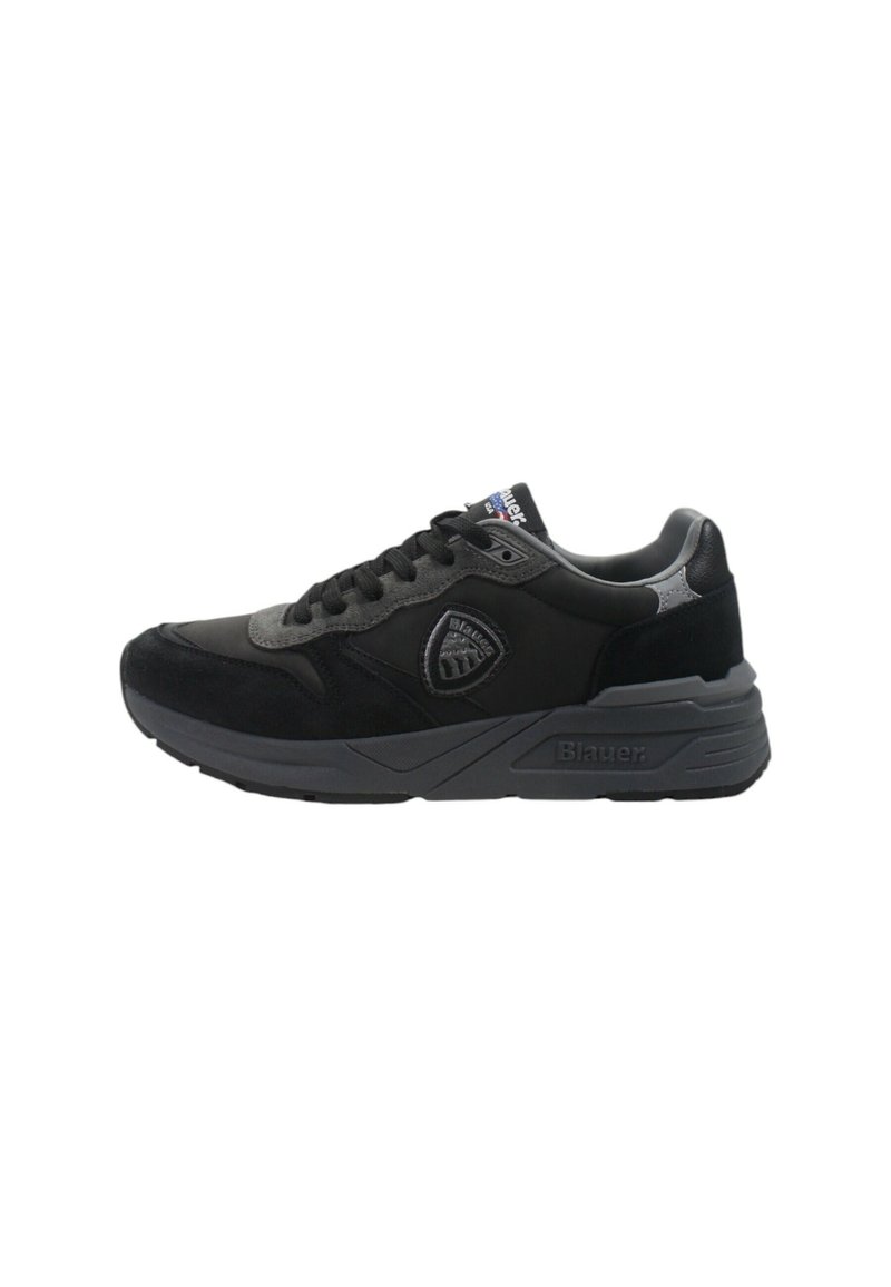 Sneaker sportive nere e grigie realizzate in suede e mesh, con una suola testurizzata, design con lacci e un logo sul lato esterno.