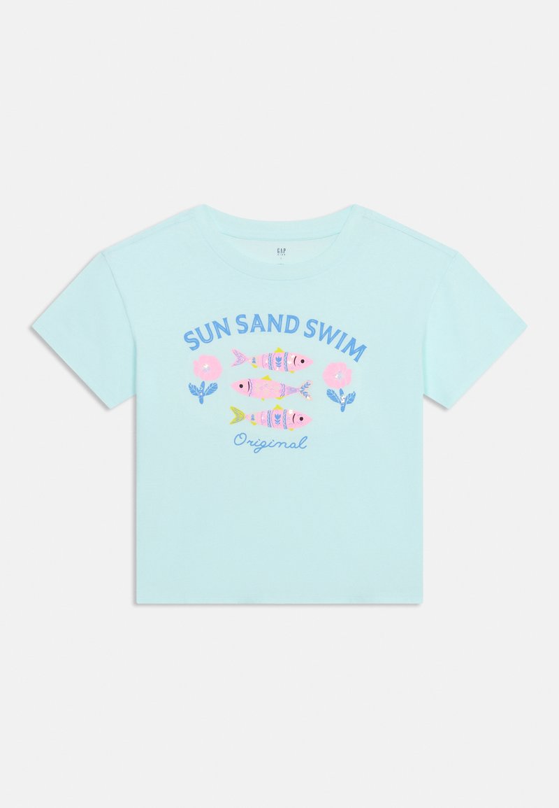 T-shirt bleu clair à manches courtes avec trois poissons colorés, des fleurs roses et le texte "SUN SAND SWIM Original" sur le devant.