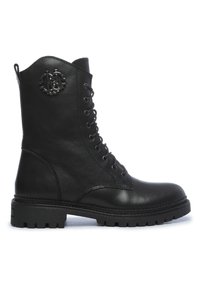 Botte de combat noire en cuir à lacets avec semelle épaisse et logo métallique décoratif sur le côté supérieur.