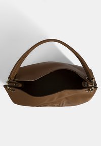 Bruine leren handtas met een gestructureerde buitenkant, een brede opening en dubbele handvatten. Bevat gouden hardware en een ruime binnenruimte.