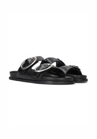 Zwarte leren slidesandalen met twee ronde zilveren gespen, open teen, platte zool en slank design. Gecategoriseerd bovenmateriaal.