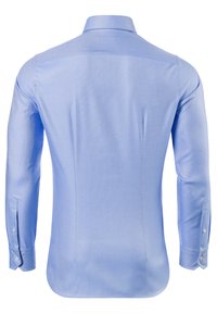 Camicia da uomo azzurra, a maniche lunghe, con una texture liscia, colletto rigido e polsini con bottoni. Presenta un design aderente con pince sul retro.