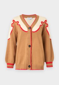 Πλεκτή κάρντιγκαν με κουμπιά σε καφέ χρώμα, με εκρού και κόκκινα αφηρημένα σχέδια στους ώμους και μανσέτες με κόκκινη ρίγα, εμφανιζόμενη σε λευκό φόντο.