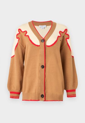 Πλεκτή κάρντιγκαν με κουμπιά σε καφέ χρώμα, με εκρού και κόκκινα αφηρημένα σχέδια στους ώμους και μανσέτες με κόκκινη ρίγα, εμφανιζόμενη σε λευκό φόντο.