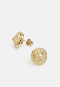 Boucles d'oreilles cloutées en forme de tête de lion en or avec une base circulaire, présentant des traits du visage détaillés et une finition polie.
