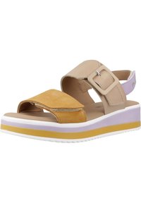 Sandales en cuir beige et jaune avec un design à large bride, boucle réglable et semelle en coin multicolore avec des accents texturés.
