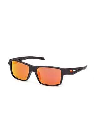 Gafas de sol deportivas rectangulares negras con lentes reflectantes naranjas y un pequeño logo naranja en la varilla del templo.