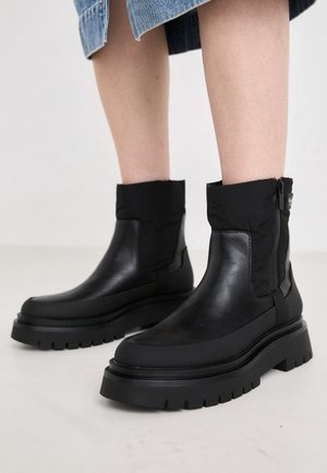 Enkellaarsjes met plateauzool - black