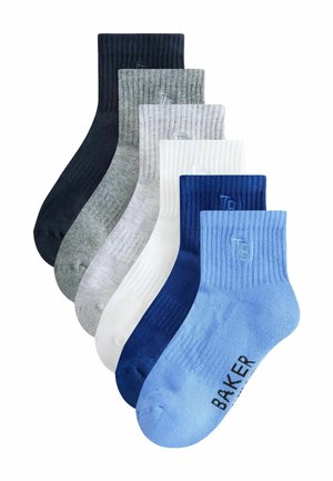 Sechs Paar gerippte Knöchelsocken in Marineblau, Grau, Hellgrau, Weiß, Dunkelblau und Hellblau, mit dem Schriftzug "BAKER" auf dem hellblauen Paar.