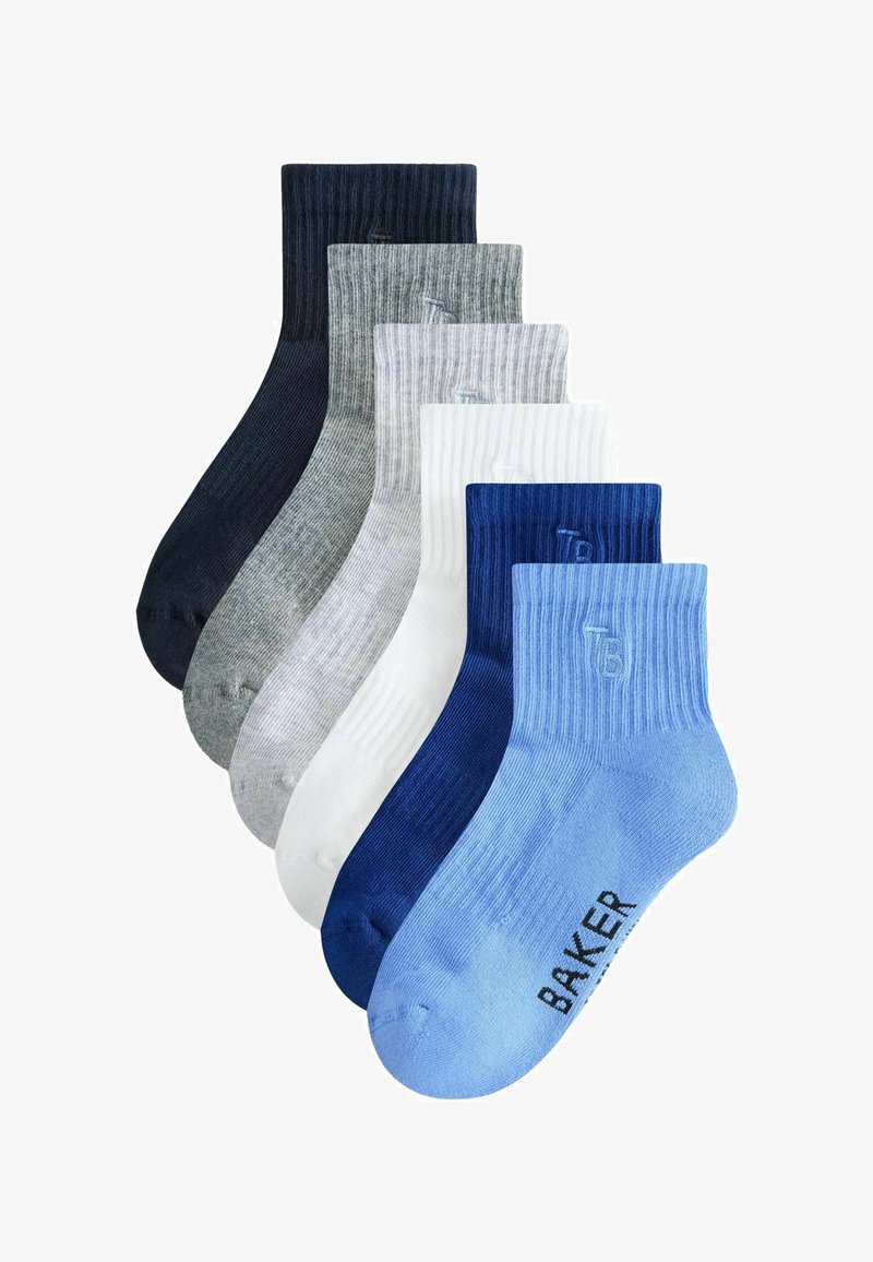 Six paires de chaussettes montantes côtelées en marine, gris, gris clair, blanc, bleu foncé et bleu clair, avec le texte "BAKER" sur la paire bleu clair.