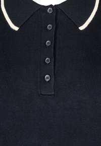 Marinblå polo med ribbad textur, utrustad med en kontrasterande vit krage och sex svarta knappar fram.