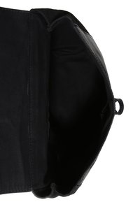 Svart tygväska med en enkel, odekorerad design. Insidan är rymlig och fodrad med svart material, med en liten ficka.