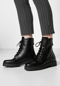 Guess OLENNI - Botins de atacadores - black