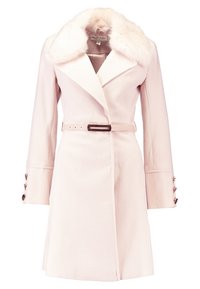 Manteau rose clair avec un col en fausse fourrure, taille ceinturée et tissu texturé. Présente un design ajusté avec des accents de boutons sur les manches.