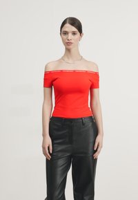 Calvin Klein Jeans LOGO ELASTIC BARDOT TOP - Triko s potiskem - fiery red