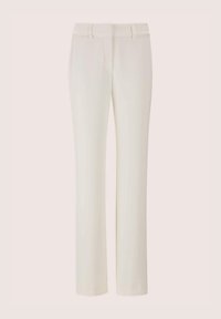 Crème kleurige recht gesneden broek met een gladde afwerking, voorzien van een klassieke tailleband en subtiele stiksels aan de voorkant.