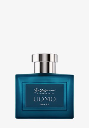 Blauwe rechthoekige parfumfles met zilverkleurige dop, aan de voorkant gelabeld met "Baldessarini Uomo Mare".