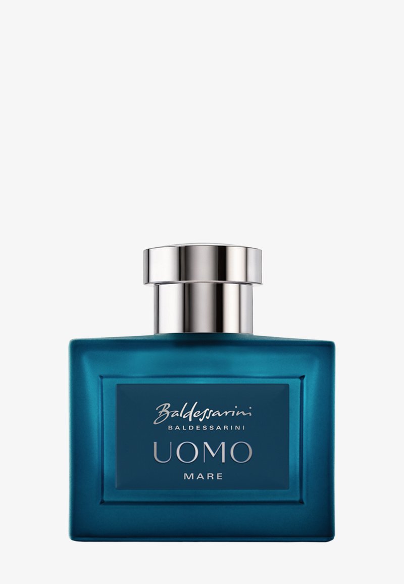 Blauwe rechthoekige parfumfles met zilverkleurige dop, aan de voorkant gelabeld met "Baldessarini Uomo Mare".