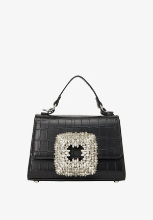 Sac à main en simili cuir noir avec une texture crocodile, présentant un grand bijou en forme de diamant à l'avant et une poignée sur le dessus.