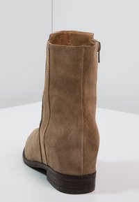 Esprit Botines de cuña - beige