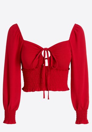 Czerwony krótki top z elastycznego materiału, posiadający marszczony dół, długie rękawy oraz zawiązywane z przodu otwarcie.