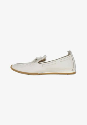 Mocassino bianco in pelle slip-on con suola marrone e cinturino decorativo sulla parte superiore, mostrato di profilo su sfondo bianco.