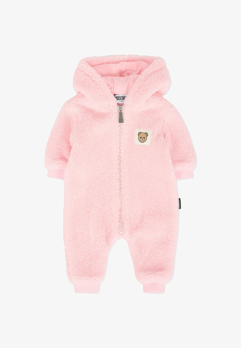 Combinaison en polaire rose pour bébé avec une capuche, fermeture éclair à l'avant, poignets élastiques et un patch en forme d'ours sur la poitrine pour le détail. Texture douce sur l'ensemble.