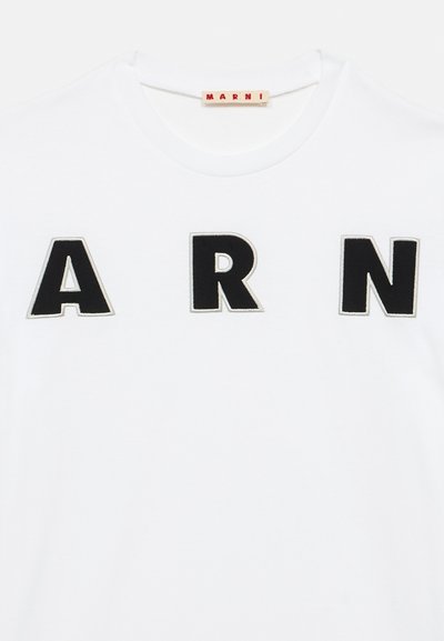 T-shirt branca de algodão com grandes letras pretas em bloco a soletrar "ARN" na frente. Possui decote redondo e textura suave.