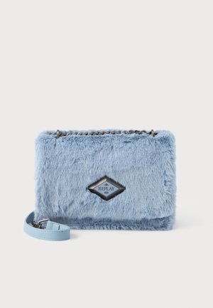 Sac bandoulière en fausse fourrure bleu clair avec un logo en forme de diamant, une chaîne et des accents en cuir lisse. Design compact et rectangulaire.
