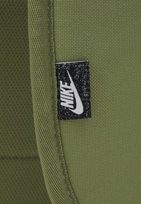 Nike Sportswear HERITAGE UNISEX - Mochila - alligator/alligator/phantom
