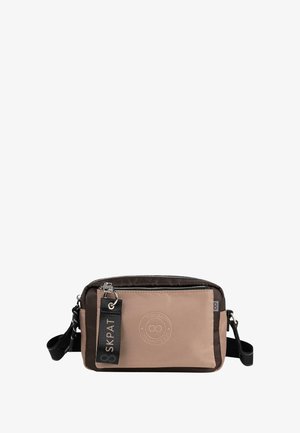 Bolso bandolera de nailon marrón y beige con cierre de cremallera, logo en relieve y correa ajustable. Presenta líneas elegantes y diseño minimalista.