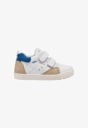 Sneaker bianca da bambino con accenti beige e blu, due strisce in velcro e piccole forature a forma di stella sul lato.