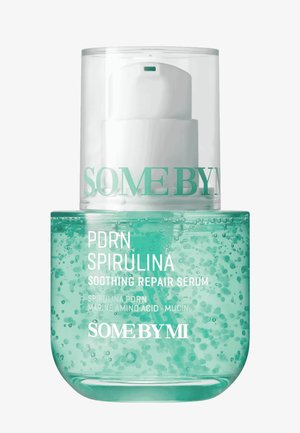 Klar grøn serumflaske med bobler, hvid pumpe-dispenser, mærket "PDRN Spirulina Soothing Repair Serum" af SOME BY MI.
