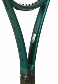 Racchetta da tennis verde e nera con telaio conico, marchiata "BLADE", caratterizzata da una finitura liscia e un'area di presa testurizzata, codice a barre visibile.