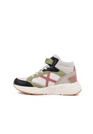 Zapatilla alta en blanco, verde oliva, negro y rosa. Presenta texturas de malla y ante, correa ajustable y suela de goma.