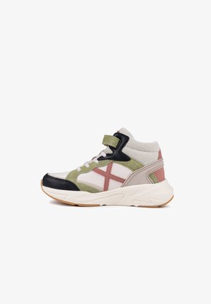 Zapatilla alta en blanco, verde oliva, negro y rosa. Presenta texturas de malla y ante, correa ajustable y suela de goma.