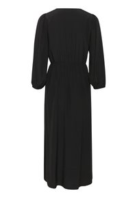 Robe noire à manches longues avec une taille cintrée, texture lisse et silhouette droite. Elle présente un col rond et des fronces au niveau des manches.
