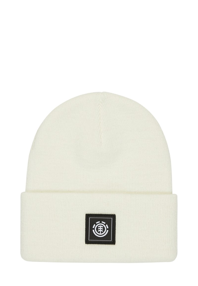Berretto bianco realizzato in materiale knit morbido, con una parte arrotolata e una patch quadrata nera con un logo sulla parte anteriore.