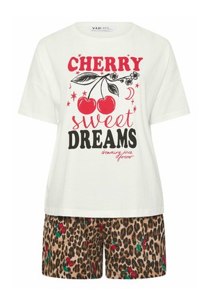 Weißes Kurzarmshirt mit roten Kirschen und dem Text "Cherry sweet dreams", kombiniert mit leopardbedruckten Shorts mit kleinen Kirschmustern.