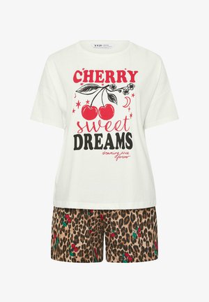 Top bianco a maniche corte con ciliegie rosse e testo "Cherry sweet dreams", abbinato a pantaloncini con stampa leopardata con piccoli motivi di ciliegie.