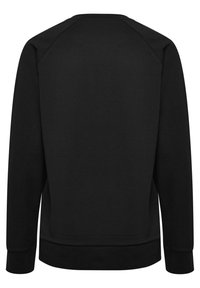 Felpa nera con collo a giro, maniche raglan lunghe, polsini e orlo a coste, e tessuto liscio e texture. Nessuna grafica o accento visibile.