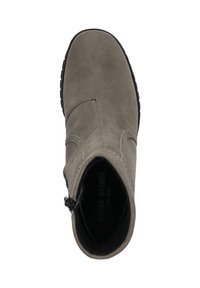 Graue Wildleder-Stiefeletten mit niedrigem Absatz, seitlichem Reißverschluss und schwarzer Gummisohle. Mit minimalistischen Steppnähten auf dem Obermaterial.