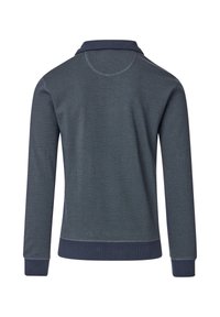 Polo a manica lunga blu scuro con colletto, polsini e vita a coste. Presenta un tessuto testurizzato e dettagli di cucitura a contrasto.