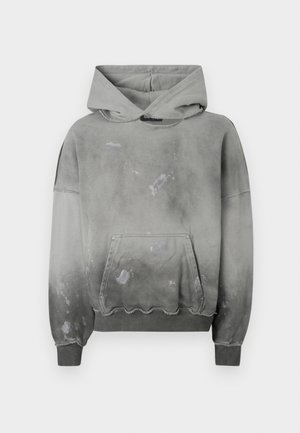 Hoodie gris surdimensionné avec un cordon de serrage, doté d'une poche kangourou à l'avant et de détails usés avec des éclaboussures de couleur plus claire.