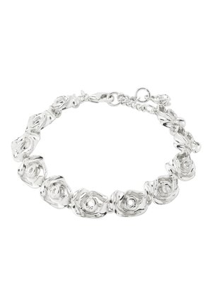 Pulsera de plata con dijes unidos en forma de rosa y cierre de langosta con cadena ajustable.
